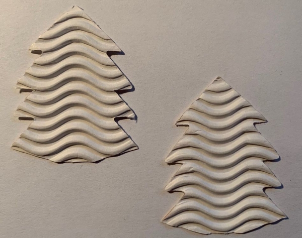 Tannenbaum aus Wellen-Wellpappe / Wellkarton weiss